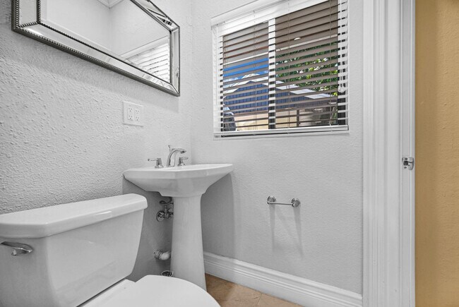 Building Photo - 836 Orchid Dr