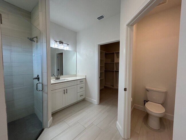 Building Photo - Immaculate 3/2 with Yard, Garage, and Pet ...