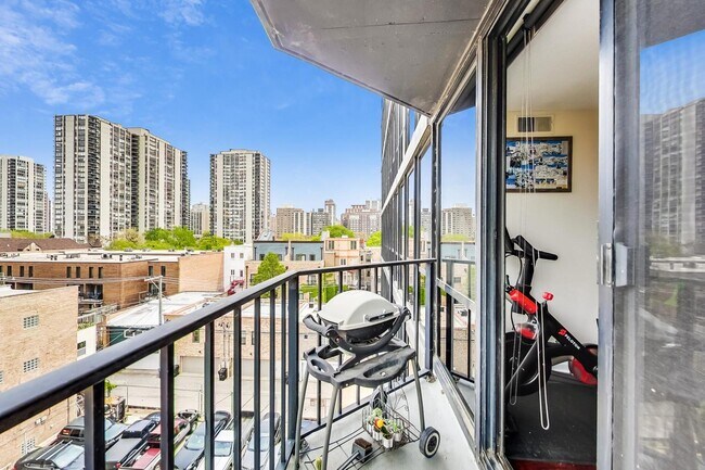 Building Photo - 1309 N Wells St
