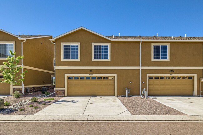 Building Photo - 3 bedroom townhome on north side, attached...