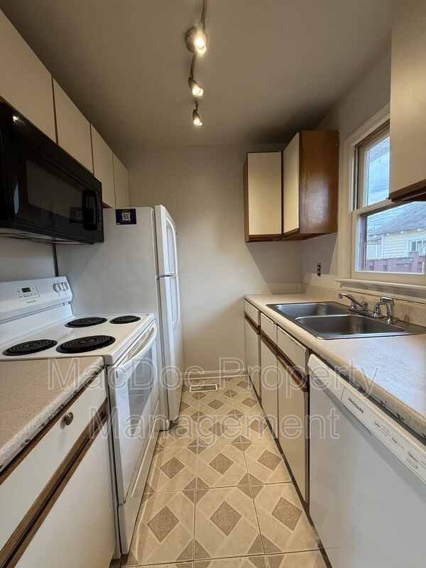 Building Photo - 227 Bend Farm Rd