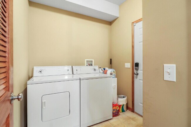 Building Photo - Spacious 3-Bedroom Townhouse with Main-Flo...
