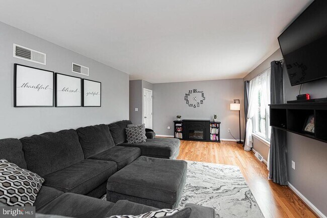 Building Photo - 10 Terry Ct