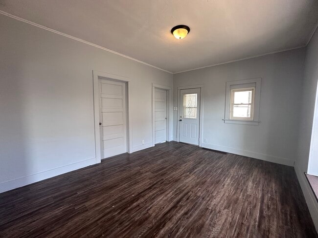 Building Photo - 911 Main-W