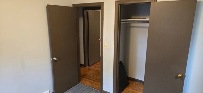 Building Photo - Charming 3 - Bedroom Property in Prime Location