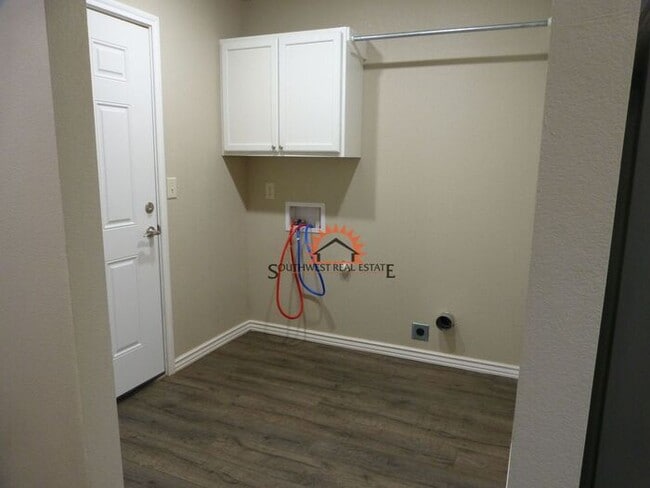 Building Photo - Spacious 2 bedroom 2 bath Duplex.