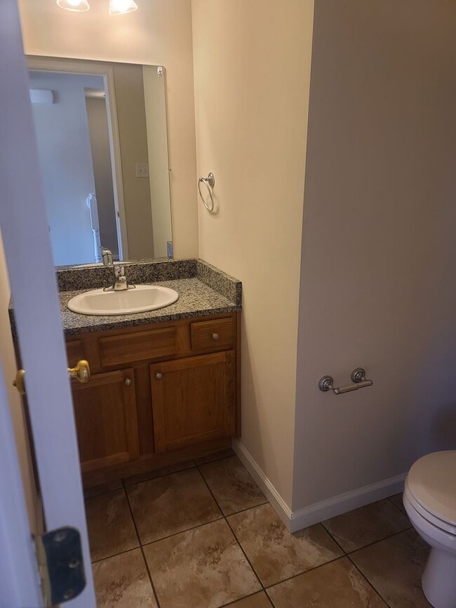 Building Photo - 3 Bedroom 2 1/2 bath ** End Unit** Townhome for Rent in Waynesboro