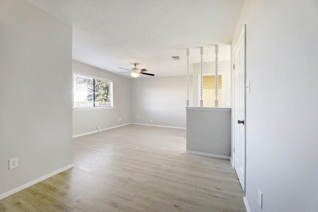 Building Photo - 1214 Doonesbury Dr
