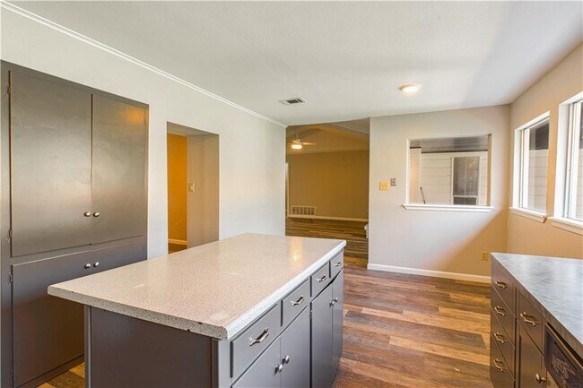 Building Photo - 6810 Willamette Dr