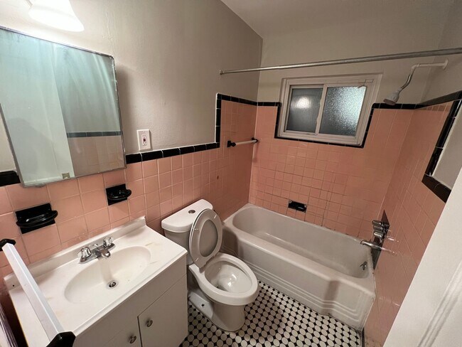 Building Photo - 3 Bed 1 Bath bungalow with basement on eas...