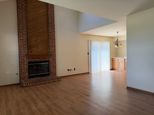 Building Photo - 101 S Oakhurst Dr