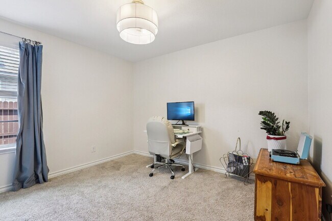 Building Photo - "Charming 3-Bedroom Haven with Granite Elegance in San Antonio!"