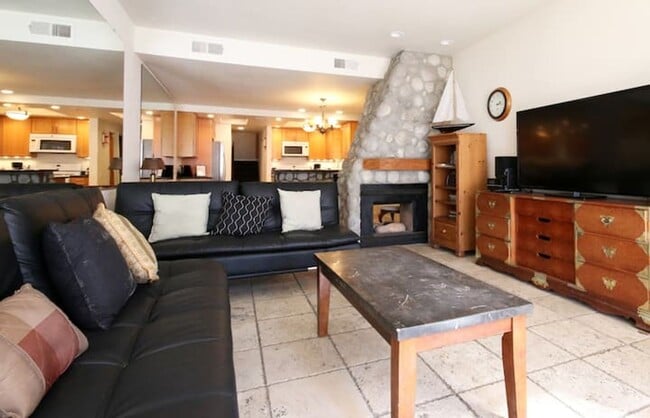 Building Photo - 3237 Ocean Front Walk