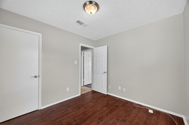 Building Photo - 811 Lochmoor Ln