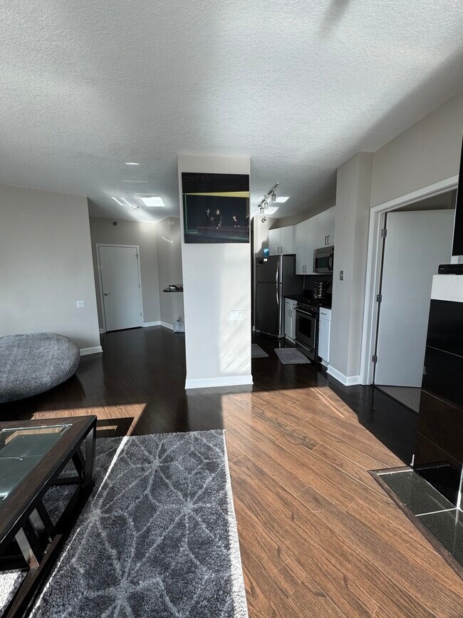 Building Photo - 600 N Kingsbury St