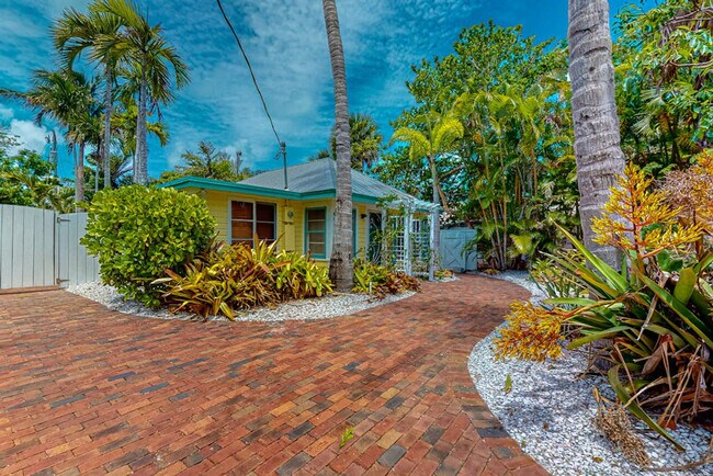 Building Photo - 609 N Shore Dr