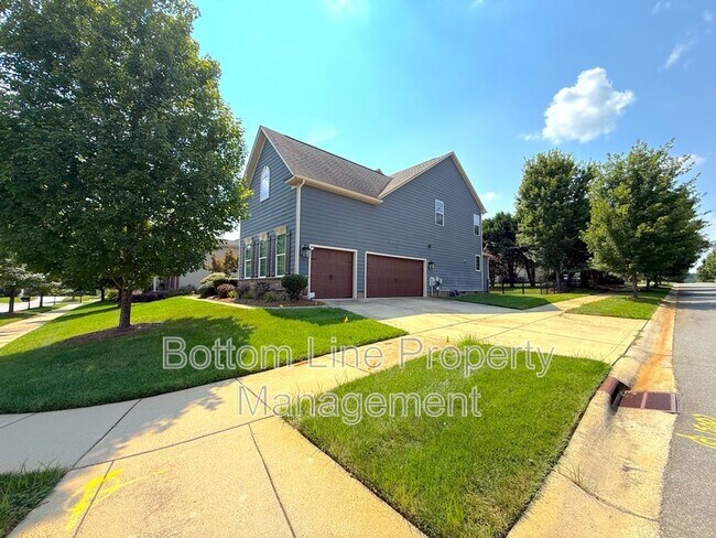 Building Photo - 15007 Skypark Dr