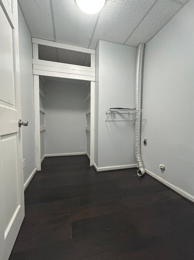 Building Photo - Large 4 bedroom 3 bathroom house in the he...