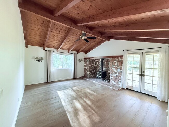 Building Photo - Large 2-story 4 bed, 3 bath on huge lot