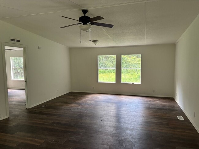 Building Photo - Newly remodeled 3 bed 2 bath with patio