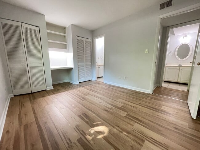 Building Photo - Sleek, Stylish 2br 2ba upper level condo in Chancellor Square, walking distance to Campus, downtown!