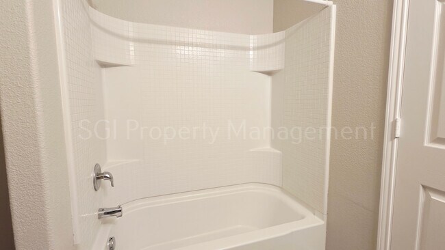 Building Photo - 824 Rivers Creek Ln