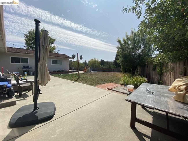 Building Photo - 235 Donegal Way