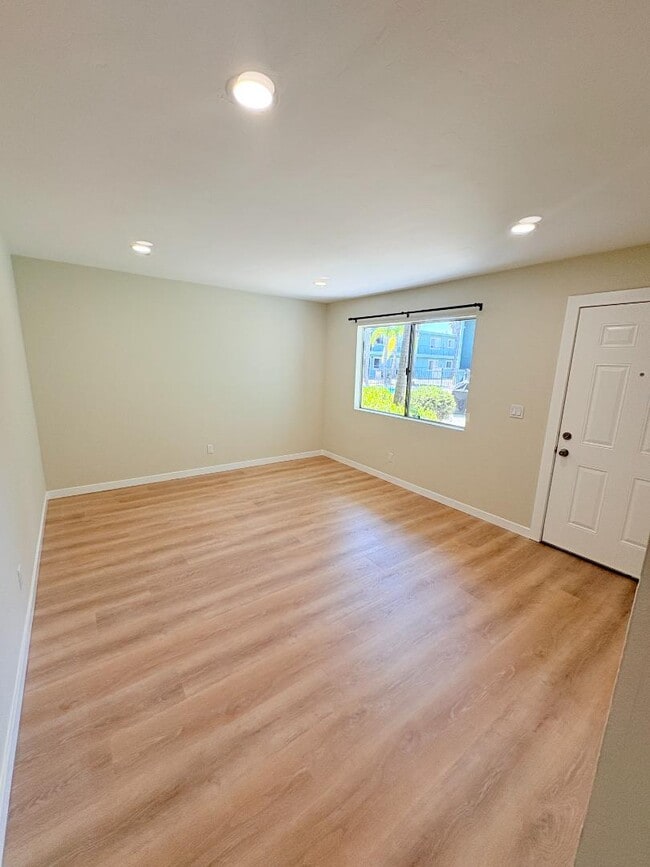 Building Photo - 328 S Weitzel St