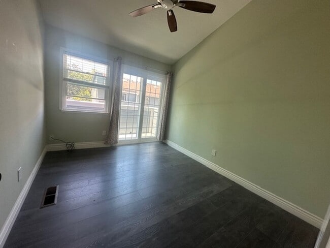 Building Photo - 3 Bed/2 Bath- Beautifully Updated Townhome...