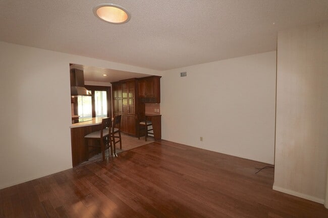 Building Photo - 3/2 house in North Clairemont! 2 car garag...