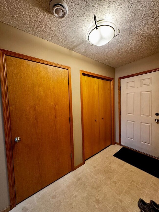 Building Photo - Affordable Non-smoking townhouse in SW Rochester 2beds 2 baths 1 car attached garage washer dryer...