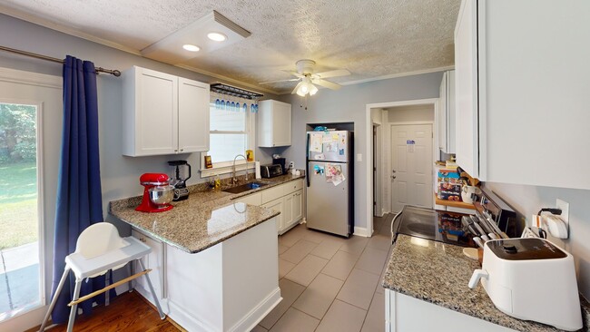 Building Photo - Fully Renovated 3 Bedroom GEM close to sho...