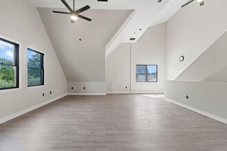 Building Photo - 555 Main St