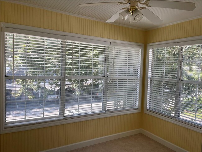Building Photo - 504-504 Island Dr