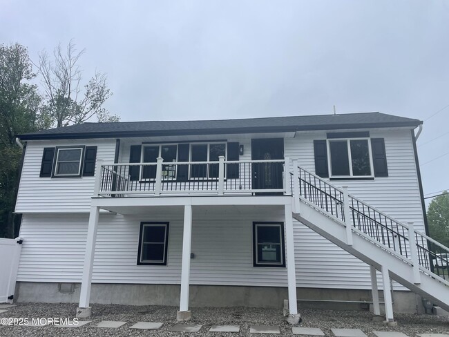 Building Photo - 801 Clairmore Ave