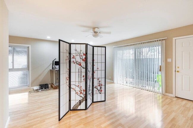 Building Photo - 5488 Roundtree Dr