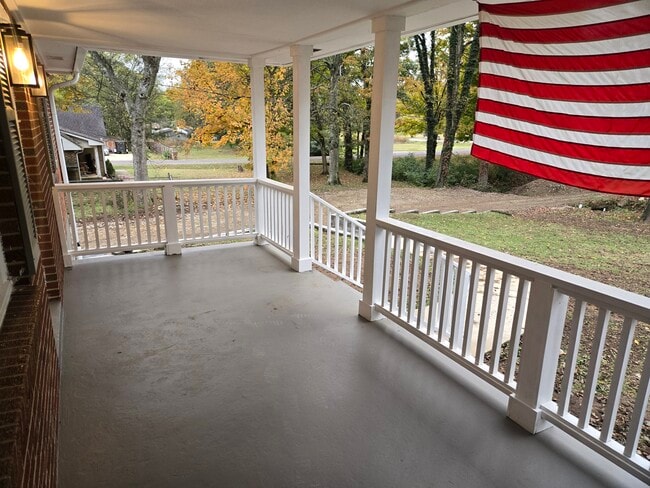 Building Photo - 929 Due W Ave N