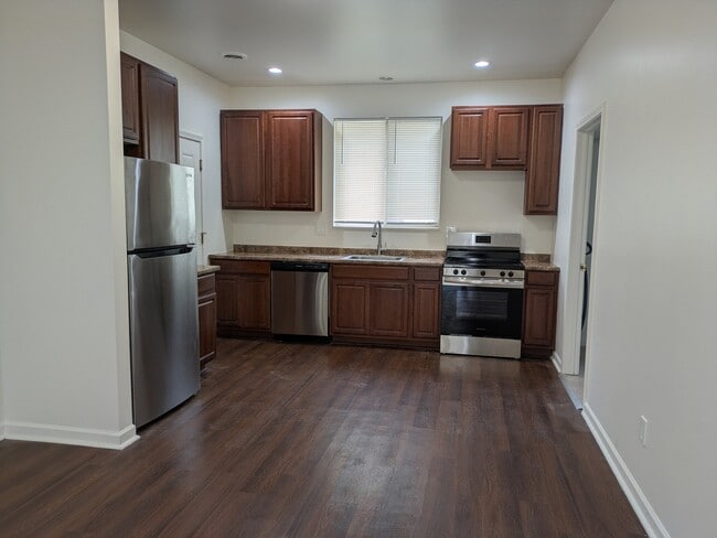 Building Photo - 440 Robbe Ave