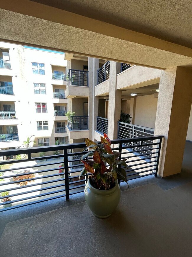 Building Photo - Stunning 2-Bedroom Condo with Panoramic Do...
