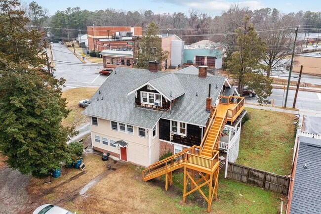 Building Photo - "Historic 2-Bed Apartment with Gleaming Hardwood Floors in Prime Durham Location!"