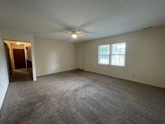 Building Photo - 4 bedroom, 2 bath House