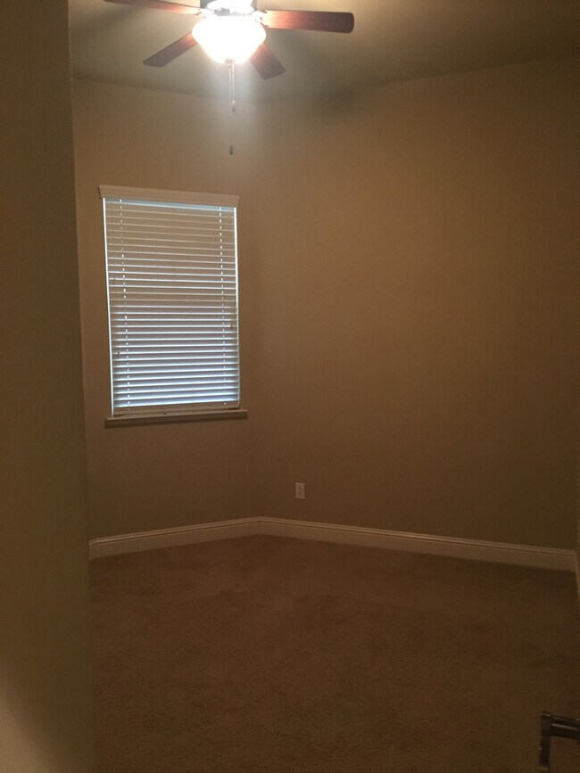 Building Photo - Gorgeous Folsom Home close to shopping,schools, and more!