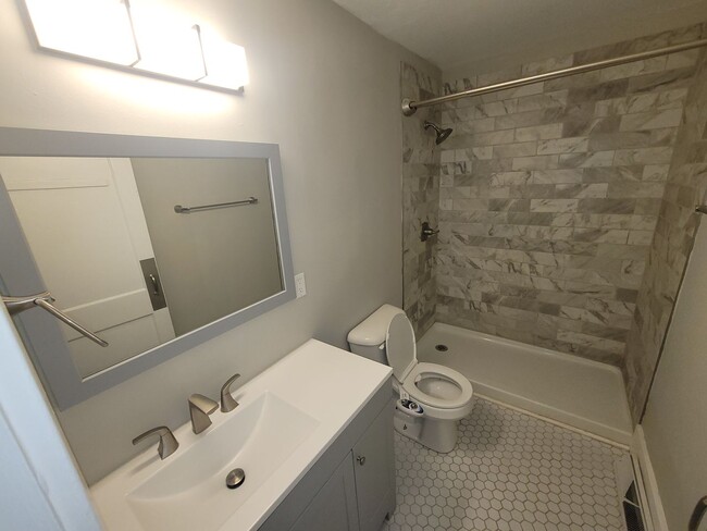 Building Photo - 2BR-2BA Single-Family House - Washington M...