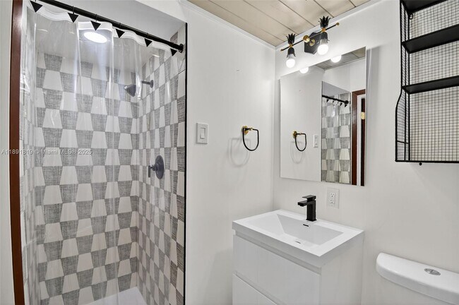 Building Photo - 630 NE 14th Ave