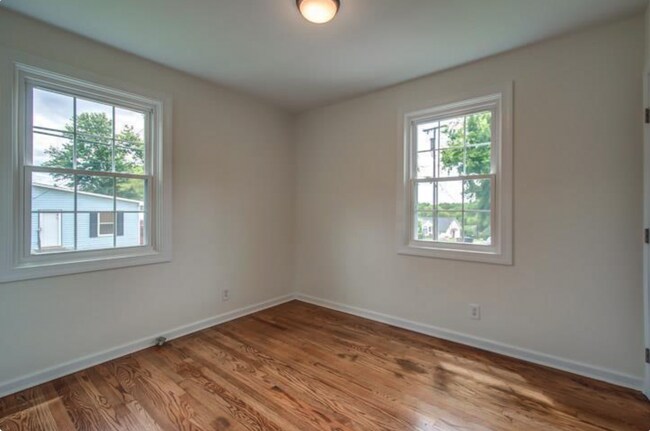 Building Photo - 2 bd/ 1bth w/ heated storage shed/studio, fenced yard