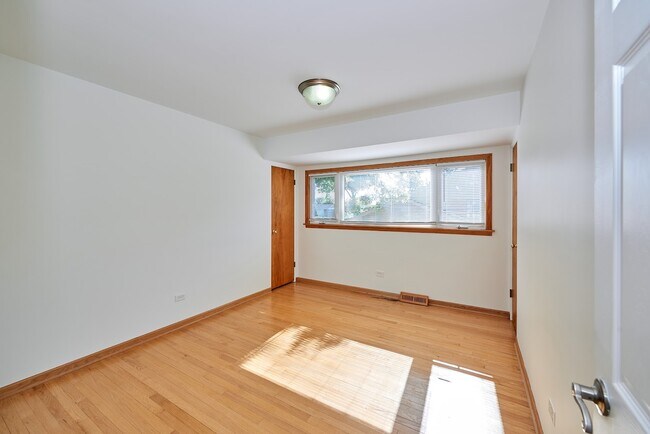 Building Photo - 8418 W Crain St