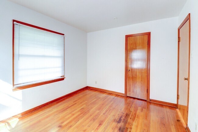 Building Photo - 602 S Mattis Ave