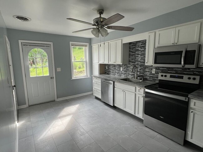 Building Photo - 3 Bedroom Home in Wernersville