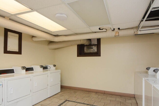 Building Photo - 744 W Belmont Ave