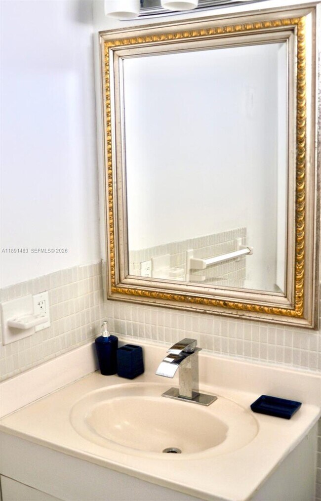 Building Photo - 2910 Point E Dr